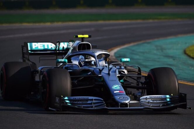
					Pembalap Mercedes, Valtteri Bottas sukses meraih poin penuh di F1 Australia, Minggu (17/3/2019) usai mengalahkan rekan satu timnya, Lewis Hamilton