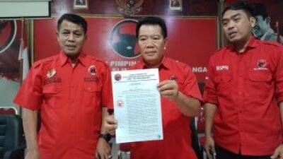 Ketua DPC PDIP Pemalang, Junaedi (Kiri) di dampingi wakil ketua bidang kehormatan DPC PDI Perjuangan Kabupaten Pemalang, Wasisto