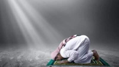 Orang Sedang Sholat (freepik)