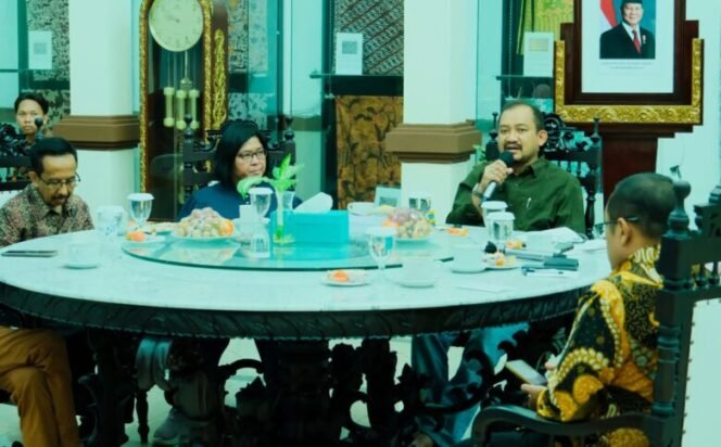 
					Bupati Pemalang Anom Widiyantoro dalam acara Focus Group Discussion (FGD) di ruang Gadri Kantor Bupati Pemalang, Minggu (11/5/2025)