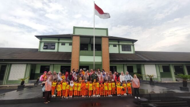 
					Kunjungan Edukatif: Anak-Anak PAUD SPS Rumah Pintar Mengenal TNI di Kodim 0711 Pemalang