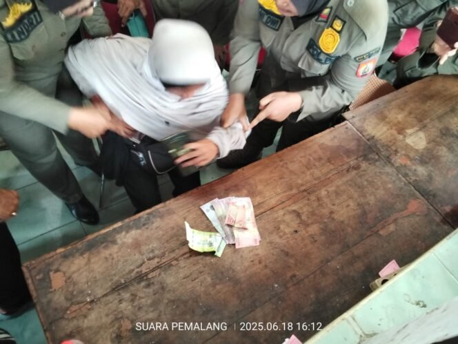 
					Mata Uang Real dan Rupiah Jadi Bukti Kuat, Satpol PP Tangkap Pelaku Pencopetan di Acara Kepulangan Jamaah Haji