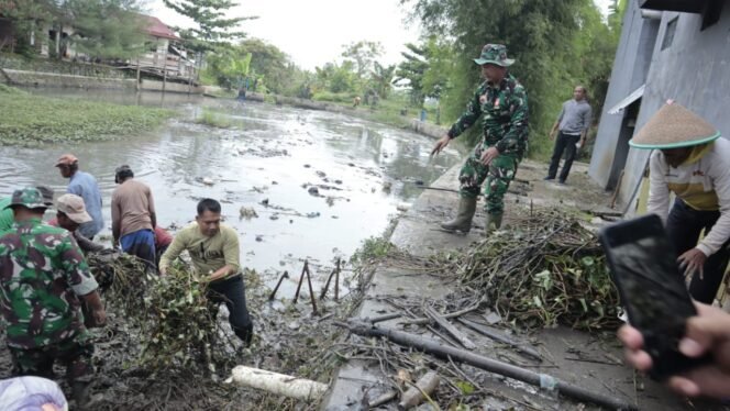 
					Gotong Royong Jumat Bersih, Kodim Pemalang dan Masyarakat Bersihkan Embung