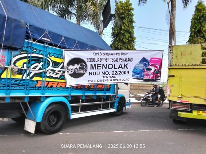 
					Aksi Unjuk Rasa Sopir Truk di Pemalang: Tolak Larangan Truk ODOL dan Pungli