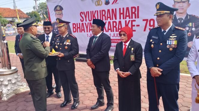 
					Peringatan HUT Bhayangkara ke-79, Kodim Pemalang dan Polres Pemalang Tunjukkan Sinergitas