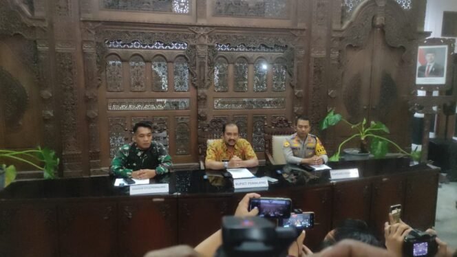 
					Dandim Pemalang Bersama Bupati dan Kapolres Konferensi Pers Pasca Bentrok PWI LS dengan FPI