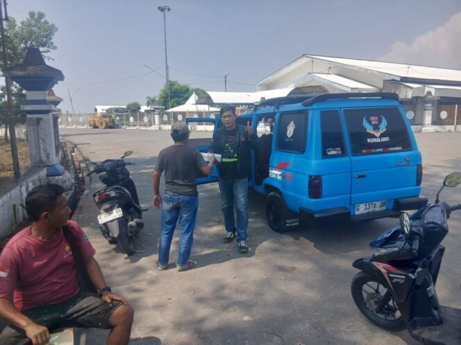 
					Ormas 234SC Pemalang dan Wartawan Peduli Sosial Gelar Jum’at Berkah, Ratusan Nasi Kotak Dibagikan di Dua Lokasi