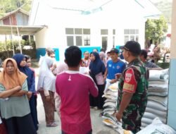 Babinsa Hadir di Tengah Warga, Dampingi Penyaluran Bantuan Pangan dari Bulog di Desa Jojogan