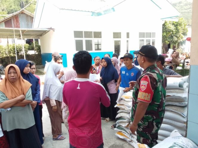 
					Babinsa Hadir di Tengah Warga, Dampingi Penyaluran Bantuan Pangan dari Bulog di Desa Jojogan