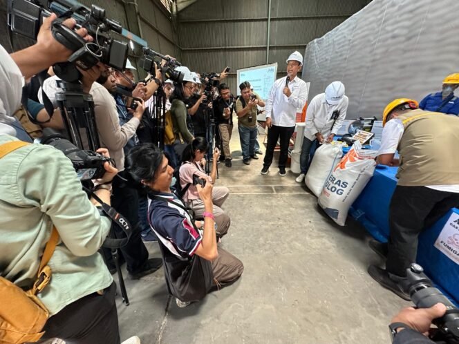 
					Dirut Perum BULOG Ajak Media Tinjau Gudang, Pastikan Beras Layak Konsumsi