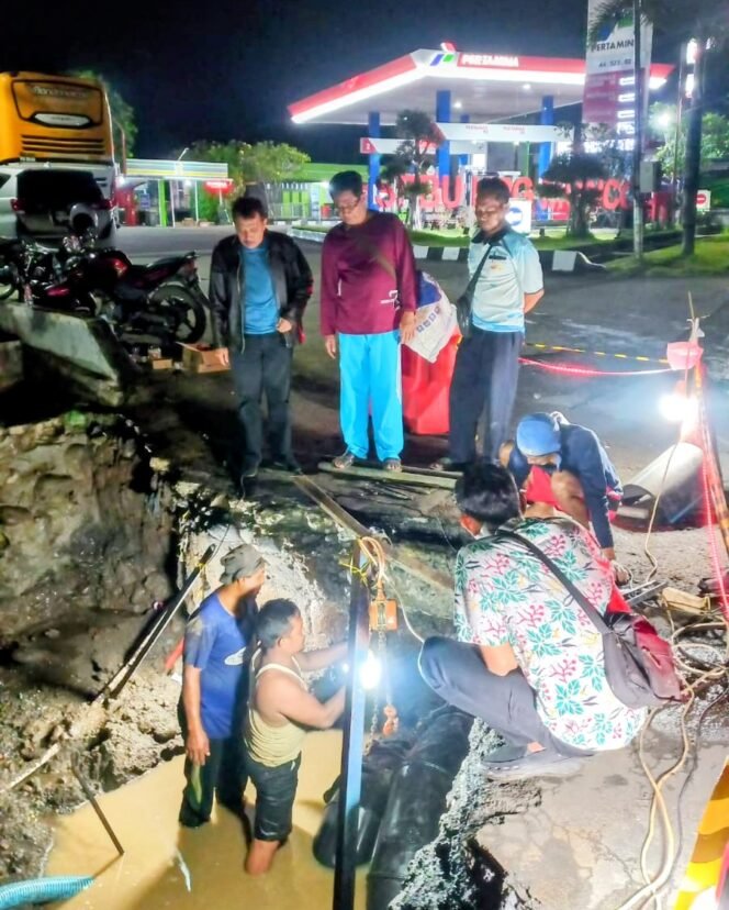
					Gara-Gara Proyek Bina Marga, Instalasi Pipa Raksasa Milik Perumda Air Minum Tirta Mulia Terpaksa Digeser