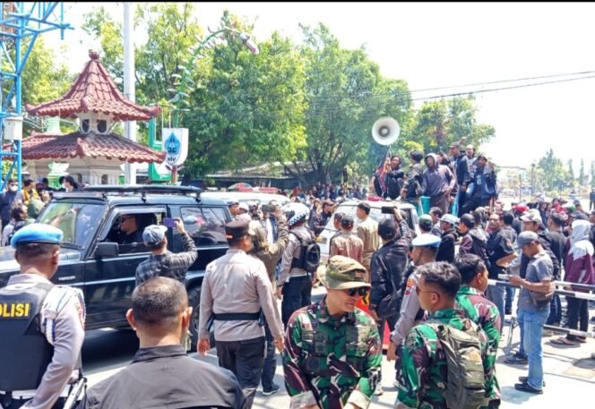 
					Sampaikan Aspirasi, Aliansi Masyarakat Pemalang Geruduk Kantor Bupati