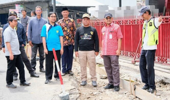 
					Dari Lumpur ke Beton: Bupati Anom Pastikan Proyek Jalan Pemalang Tuntas Tepat Waktu