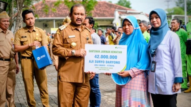 
					Bupati Anom: Petugas Sampah Adalah Pahlawan Kebersihan Pemalang