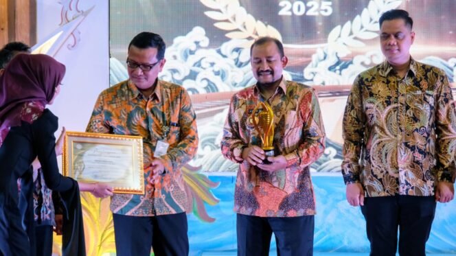 
					Anom Widiyantoro Raih Penghargaan Kepala Daerah Peduli Penyiaran di Ajang KPID Jateng 2025