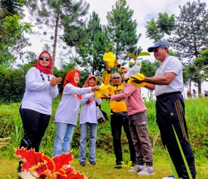 
					TP PKK dan PWI Pemalang Kolaborasi Jaga Bumi Lewat Gerakan ‘RABU PON’ di Bukit Tangkeban