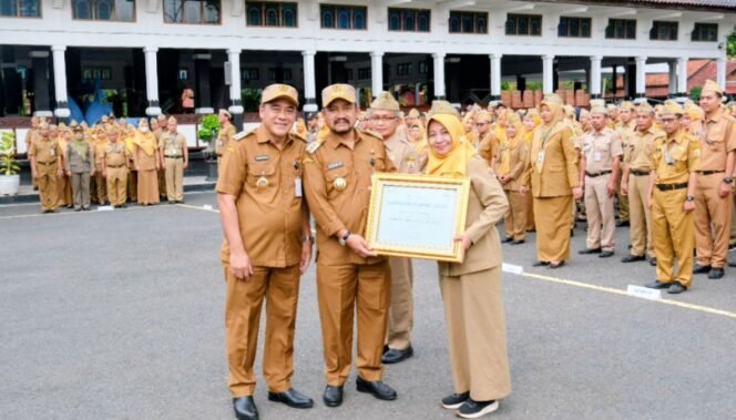 
					Bupati & Wabup Pemalang Serahkan Penghargaan Bergengsi, Anom Ajak ASN Perkuat Kolaborasi Bangun Daerah