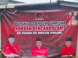 Buka Dapur Umum, DPC PDI Perjuangan Pemalang Bersama Dede Indra Permana Bantu Warga Penakir Terdampak Banjir