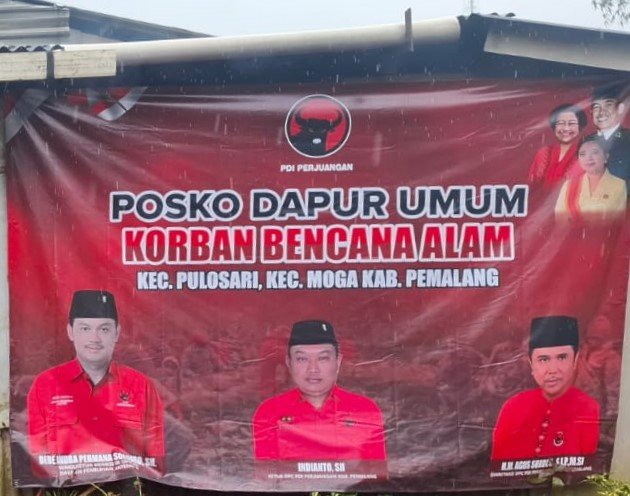 Buka Dapur Umum, DPC PDI Perjuangan Pemalang Bersama Dede Indra Permana Bantu Warga Penakir Terdampak Banjir