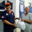 Ketua DPC PKS Comal Maryono saat memberikan bantuan kepada warga terdampak (Dok. PKS)