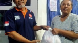 Ketua DPC PKS Comal Maryono saat memberikan bantuan kepada warga terdampak (Dok. PKS)