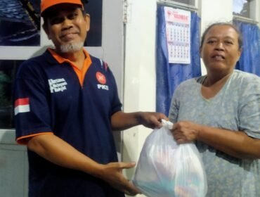 Ketua DPC PKS Comal Maryono saat memberikan bantuan kepada warga terdampak (Dok. PKS)