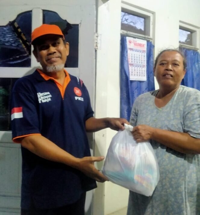 
					Ketua DPC PKS Comal Maryono saat memberikan bantuan kepada warga terdampak (Dok. PKS)