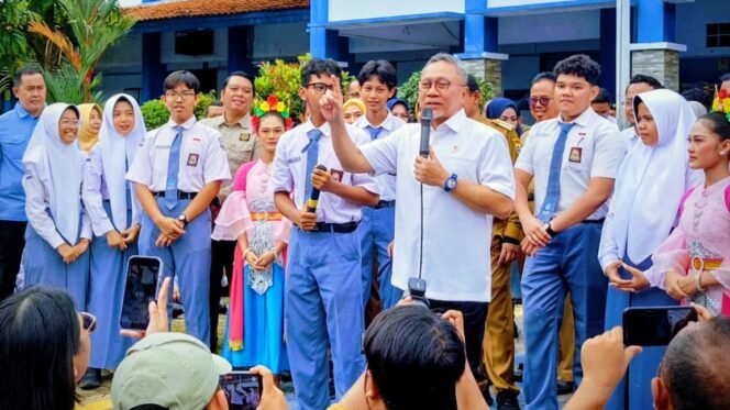 
					Zulkifli Hasan Ajak Siswa Pemalang Melek Pangan, Sosialisasikan MBG dan Tantang Pelajar Berpikir Kritis