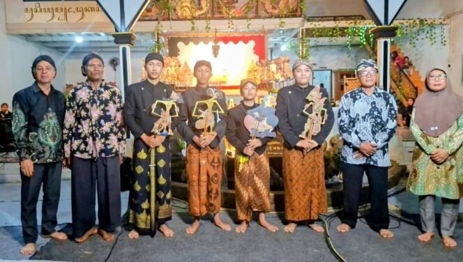 
					Meriah dan Sarat Makna, HUT ke-20 YRKM Mengori Ditutup Pagelaran Wayang Kolaborasi Empat Dalang