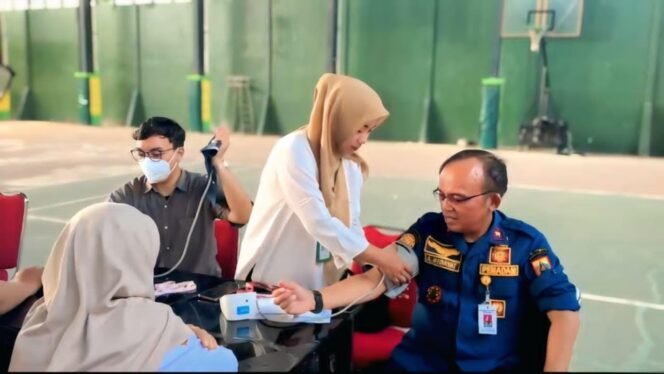 
					Semangat HUT ke-76, Satpol PP Pemalang Gandeng PMI Gelar Donor Darah Massal