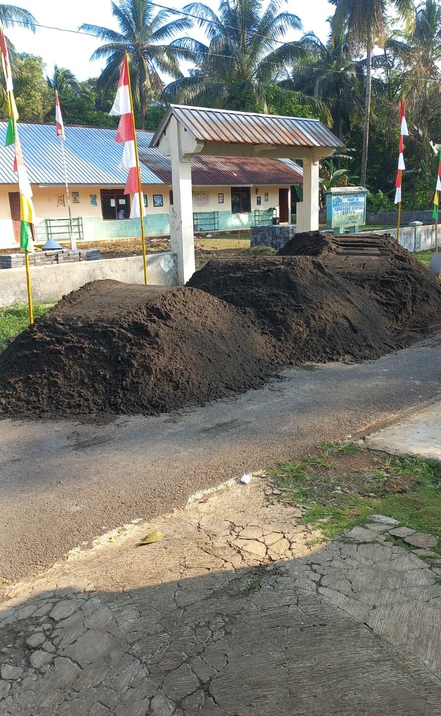 BRI Peduli Perkuat Sarana Pendidikan Keagamaan melalui Pavingisasi MDT Riyadlatul Uqul Pakembaran