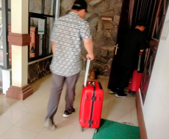 
					KPK Geledah Ruang Kerja Bupati Pemalang, Tiga Koper Besar Dibawa Masuk ke Kantor Bupati