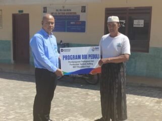 Penyerahan bantuan dilakukan secara simbolis oleh Rahman Hakim selaku Supervisor Penunjang Operasional (SPO) BRI Branch Office Pemalang kepada Kepala MDA Rodliyatul Uqul, Sokhekhudin, pada Senin (29/6/2026).