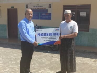 Penyerahan bantuan dilakukan secara simbolis oleh Rahman Hakim selaku Supervisor Penunjang Operasional (SPO) BRI Branch Office Pemalang kepada Kepala MDA Rodliyatul Uqul, Sokhekhudin, pada Senin (29/6/2026).
