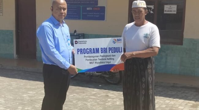 Penyerahan bantuan dilakukan secara simbolis oleh Rahman Hakim selaku Supervisor Penunjang Operasional (SPO) BRI Branch Office Pemalang kepada Kepala MDA Rodliyatul Uqul, Sokhekhudin, pada Senin (29/6/2026).