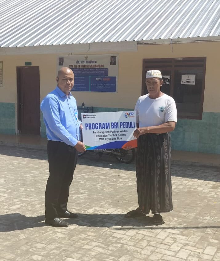Penyerahan bantuan dilakukan secara simbolis oleh Rahman Hakim selaku Supervisor Penunjang Operasional (SPO) BRI Branch Office Pemalang kepada Kepala MDA Rodliyatul Uqul, Sokhekhudin, pada Senin (29/6/2026).