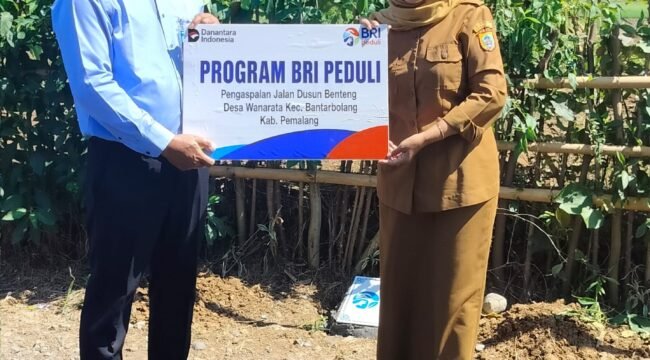 penyerahan simbolis yang dilakukan oleh Supervisor Penunjang Operasional (SPO) BRI Cabang Pemalang, Rahman Hakim, kepada Kepala Desa Wanarata, Elok Rakhmawati, SE, pada Senin (29/6/2026).
