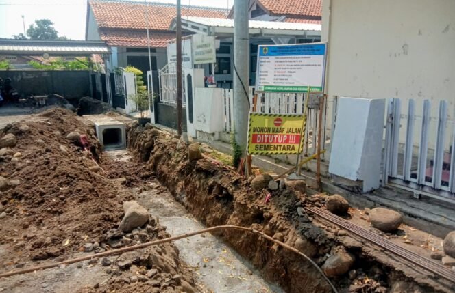 
					Siapa di Balik Proyek Jalan Kiyai Makmur Rp 299 Juta? Dugaan “Pinjam Bendera” Mencuat