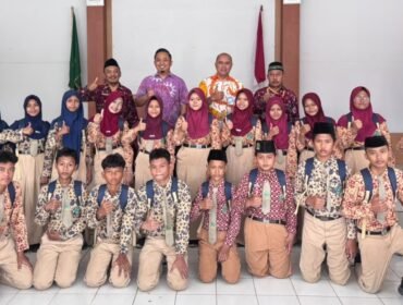 YBM BRI Pemalang Peduli Pendidikan, 40 Siswa Kurang Mampu Terima Perlengkapan Sekolah