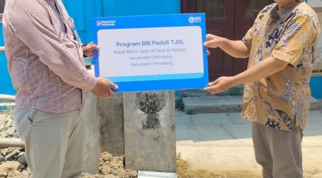 Penyerahan bantuan ini dilakukan secara simbolis, oleh Rahman Hakim, Supervisor Penunjang Operasional BRI Cabang Pemalang, kepada Kasi Kesra Desa Sungapan, Nugroho Santoso pada Kamis, 8 Oktober 2026.