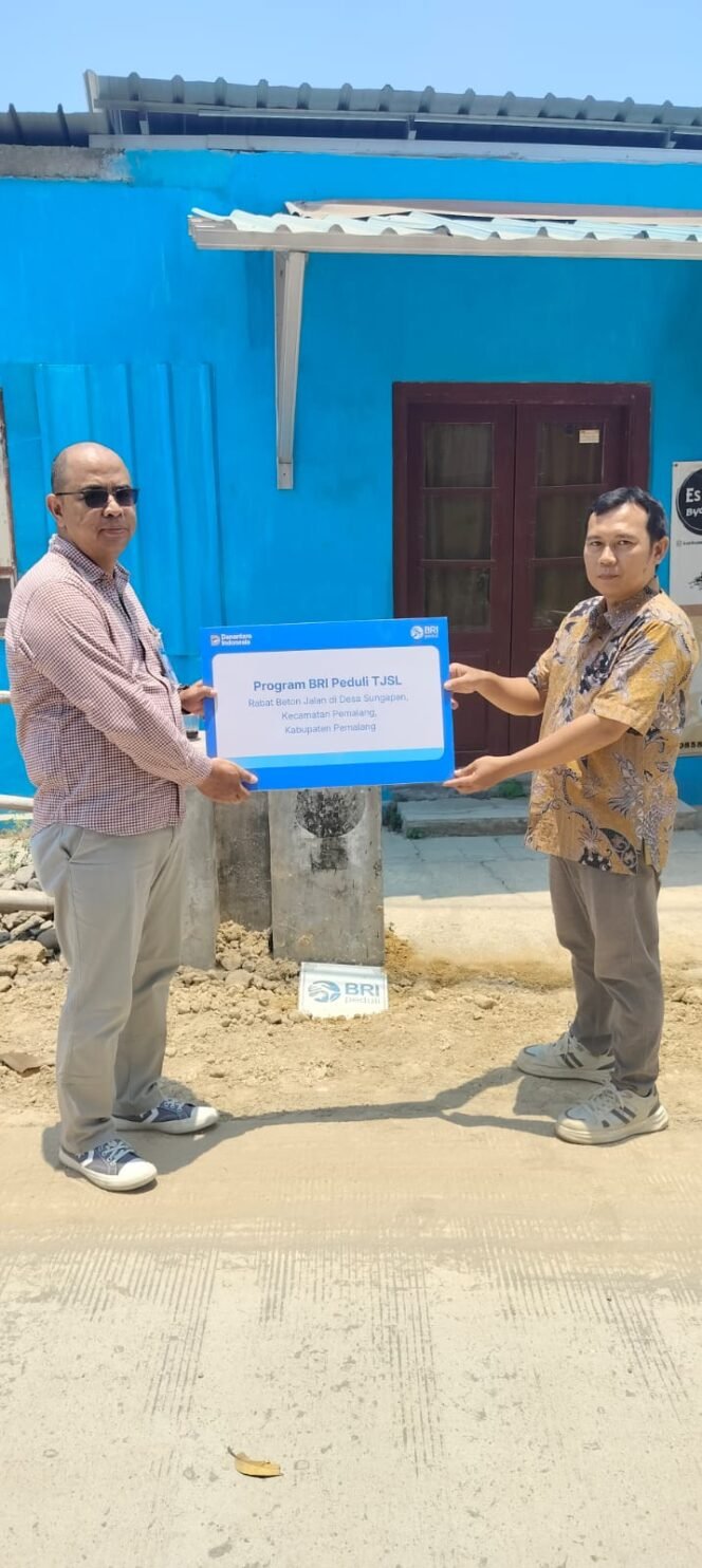 
					Penyerahan bantuan ini dilakukan secara simbolis, oleh Rahman Hakim, Supervisor Penunjang Operasional BRI Cabang Pemalang, kepada Kasi Kesra Desa Sungapan, Nugroho Santoso pada Kamis, 8 Oktober 2026.